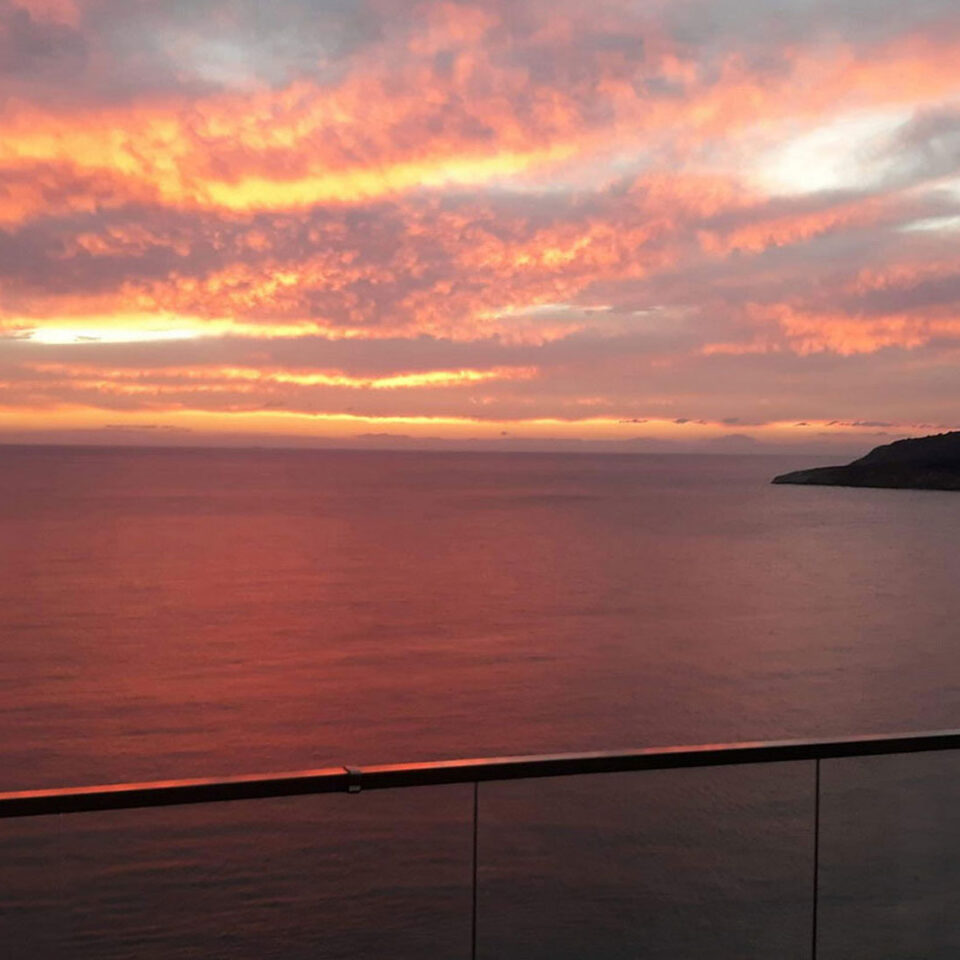 Ηλιοβασιλέματα από το μπαλκόνι .